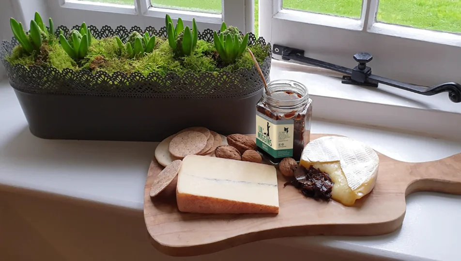 cropped-cropped-cropped-cropped-Cheese-window-sill-Miggs-1140-pix.png